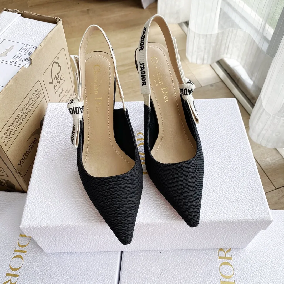 👟👟Ex-factory price 440👟👟 Developed one-to-one from the original version, 👠👠✨ ✨Dior’s popular sandals are new🔥 🔥 The same style as the most popular internet celebrities and celebrities of the year💁 💁. Imported fabric, lining and feet are made of calfskin lining🐑. Original molded heel, heel height 10Cm 6.5cm💘 Original molded metal outsole with five-pointed star LOGO mark✨. Original bow, 💅 Italian leather outsole. 👄💋 Full set of packaging (bags, cards, invoices, one-to-one wrapping paper) 34 40 41 customized